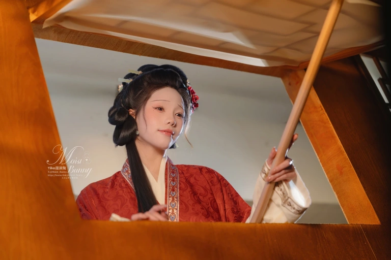 Yiko湿润兔《2026年02月 快马加鞭 金莲迎春》主题写真：94张全套美图，含2个视频