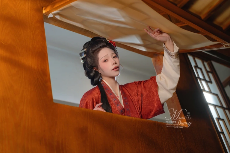 Yiko湿润兔《2026年02月 快马加鞭 金莲迎春》主题写真：94张全套美图，含2个视频