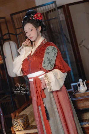 Yiko湿润兔《2026年02月 快马加鞭 金莲迎春》主题写真：94张全套美图，含2个视频