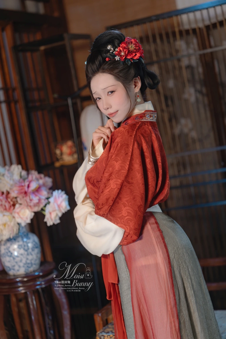 Yiko湿润兔《2026年02月 快马加鞭 金莲迎春》主题写真：94张全套美图，含2个视频