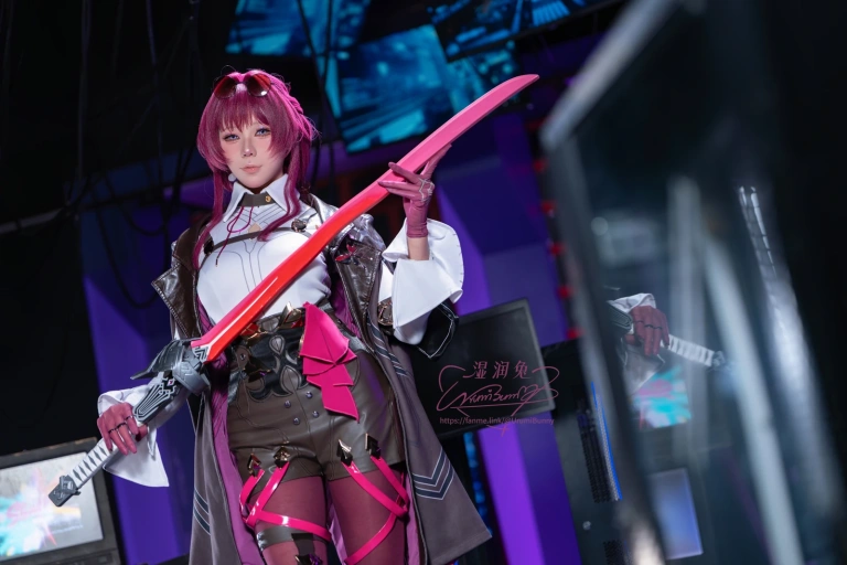 Yiko湿润兔《2026年05月 崩坏：星穹铁道 卡芙卡》主题写真：106张全套美图，含2个视频