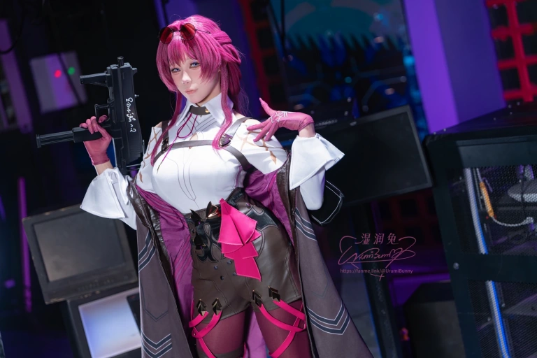 Yiko湿润兔《2026年05月 崩坏：星穹铁道 卡芙卡》主题写真：106张全套美图，含2个视频