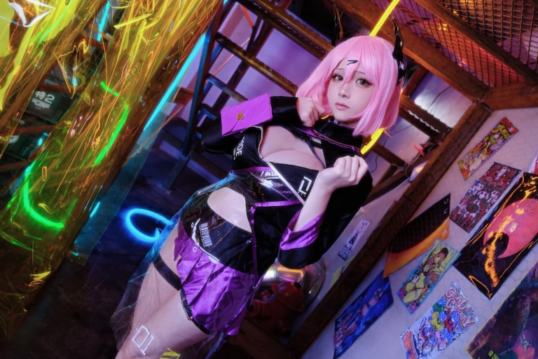 幼愛Youmeko《泰丝 TESS Set [Erophone]》主题写真：18张全套美图