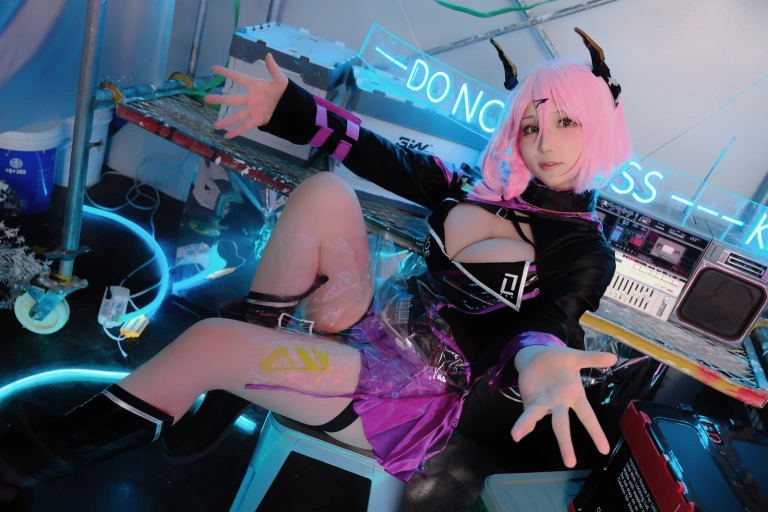 幼愛Youmeko《泰丝 TESS Set [Erophone]》主题写真：18张全套美图