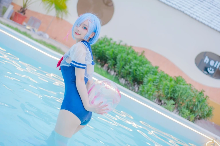 幼愛Youmeko《Patreon 蕾姆泳装》主题写真：18张全套美图