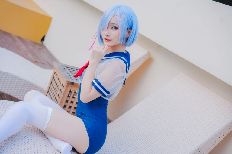 幼愛Youmeko《Patreon 蕾姆泳装》主题写真：18张全套美图