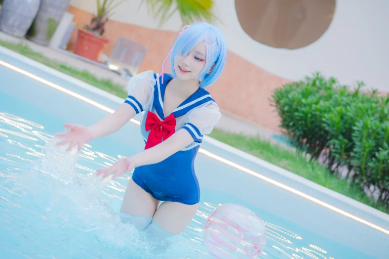 幼愛Youmeko《Patreon 蕾姆泳装》主题写真：18张全套美图