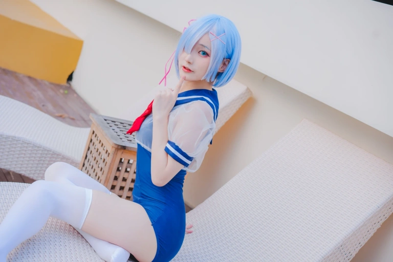 幼愛Youmeko《Patreon 蕾姆泳装》主题写真：18张全套美图