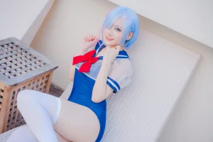 幼愛Youmeko《Patreon 蕾姆泳装》主题写真：18张全套美图