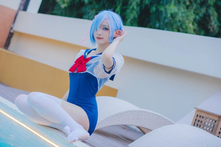 幼愛Youmeko《Patreon 蕾姆泳装》主题写真：18张全套美图