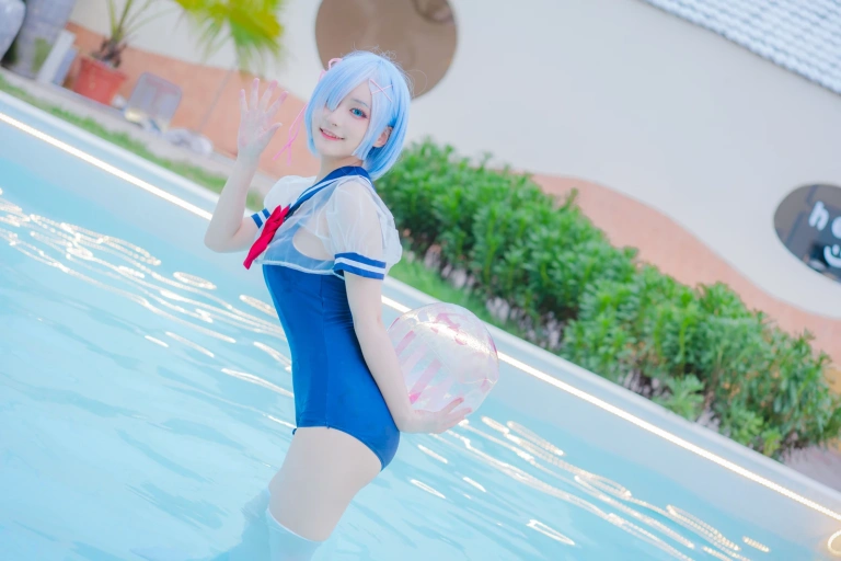 幼愛Youmeko《Patreon 蕾姆泳装》主题写真：18张全套美图