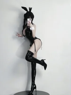 幼愛Youmeko《Patreon 黑漆皮高跟兔女郎》主题写真：29张全套美图