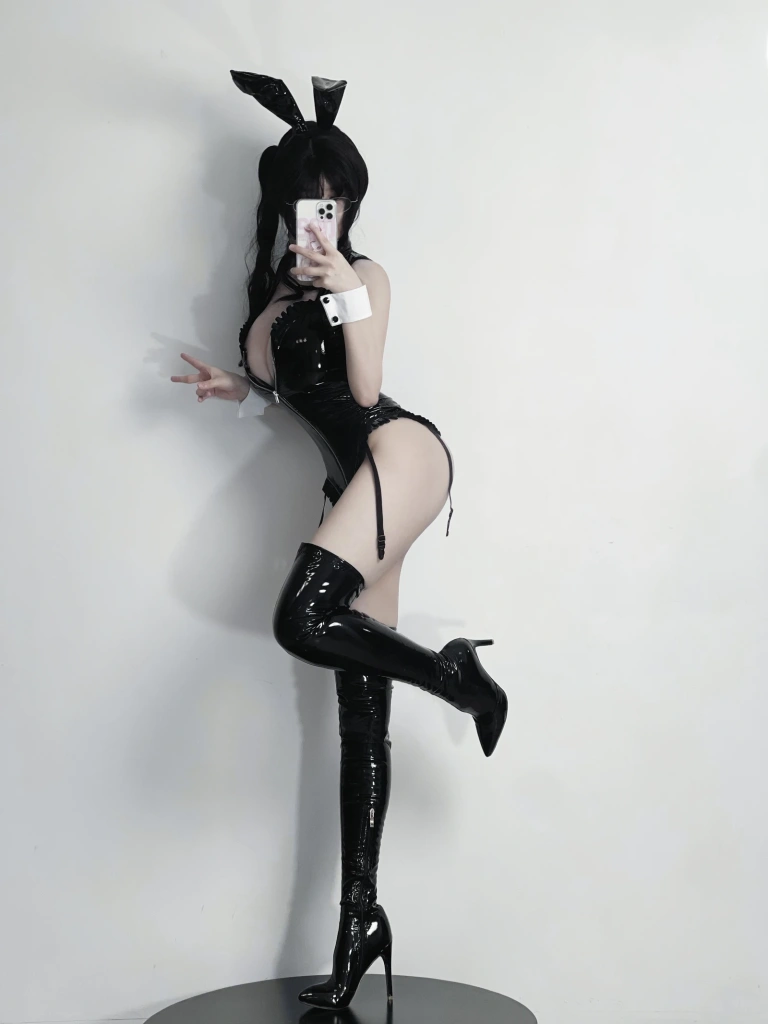 幼愛Youmeko《Patreon 黑漆皮高跟兔女郎》主题写真：29张全套美图