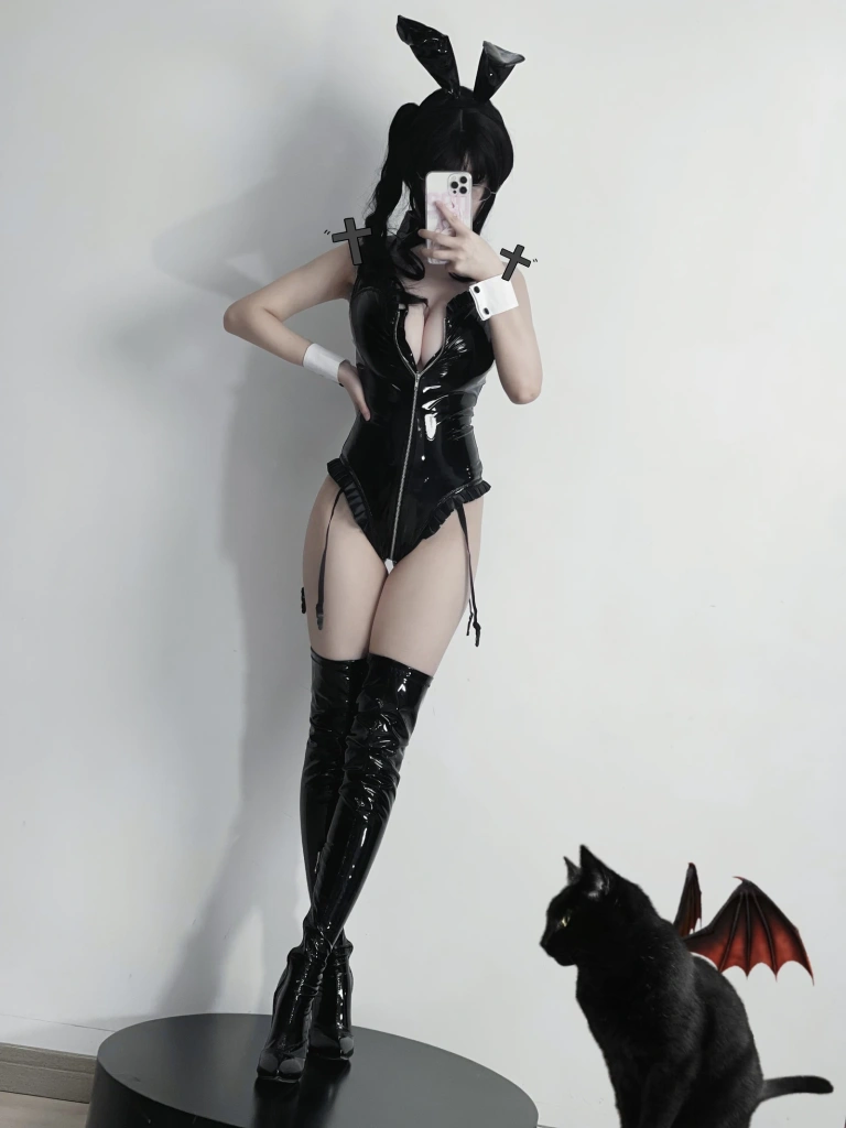 幼愛Youmeko《Patreon 黑漆皮高跟兔女郎》主题写真：29张全套美图